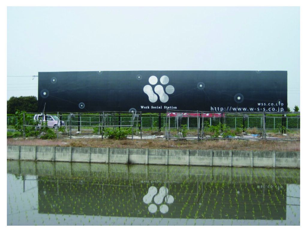 アップスライダーを使用して野立て看板の塩ビシート印刷を貼り替える高所施工事例。足場狭小スペースでのリニューアル技術。